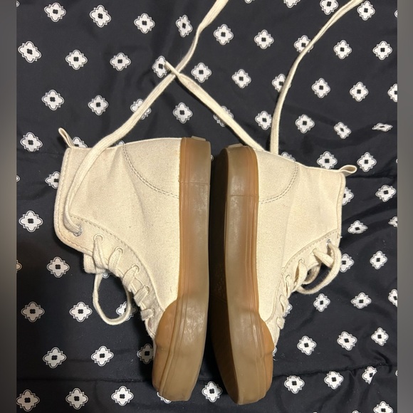 Old Navy toddlers cream colored high-top shoes w/ laces- size 12 - Picture 4 of 8
